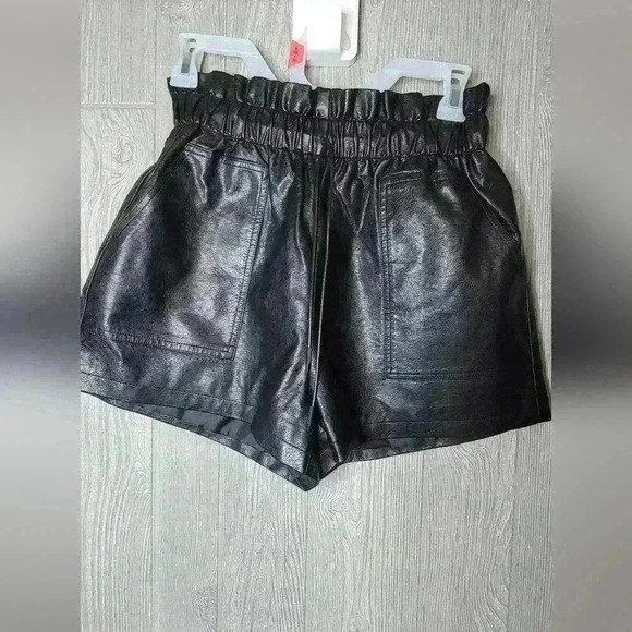 Faux leather high waisted shorts with elastic waist band size small fits a 4-6. - Picture 1 of 4